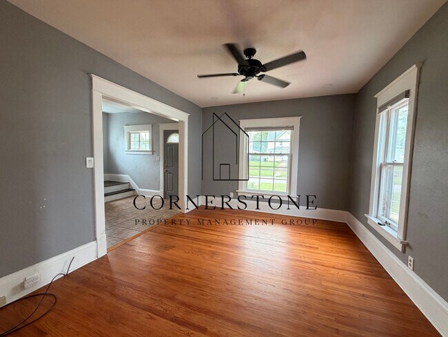 Foto del edificio - 4 Bedroom 2 Bathroom Home with Great Back Deck! $1300