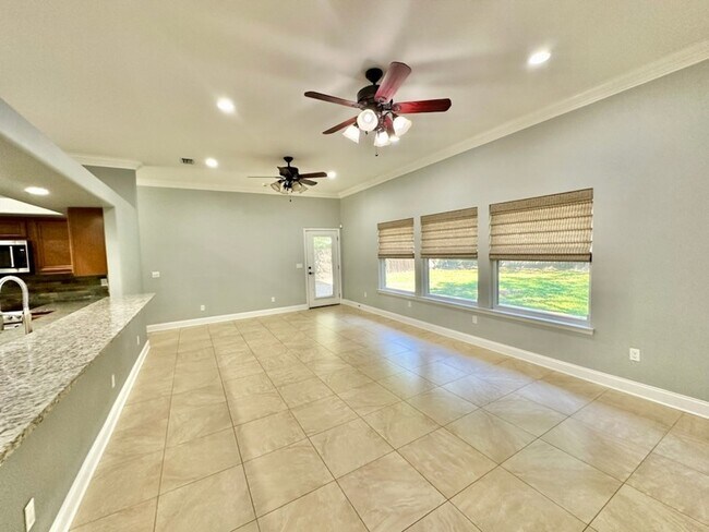 Building Photo - 209 Coral Dr SW