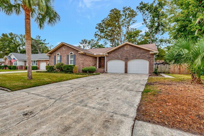 Foto del edificio - Charming 4-Bedroom, 2-Bath Brick Home with...