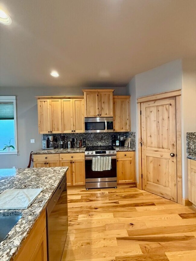 Building Photo - Stunning 5 Bedroom Lava Ridges Home on Private Cul-de-Sac!