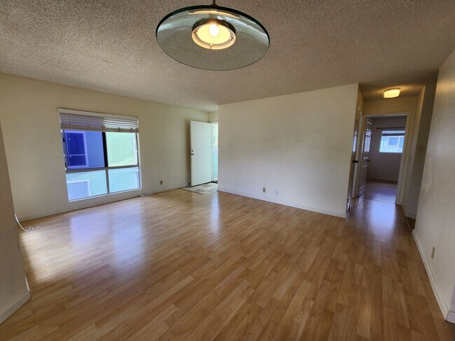 Building Photo - 2305