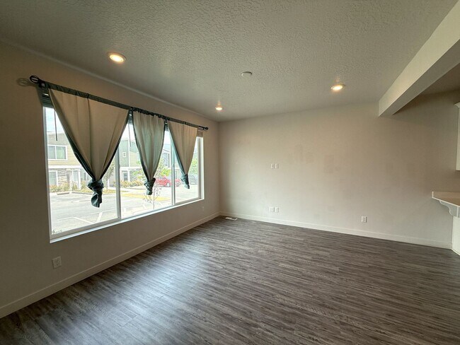 Foto del edificio - Townhome available now in Haven Dell!