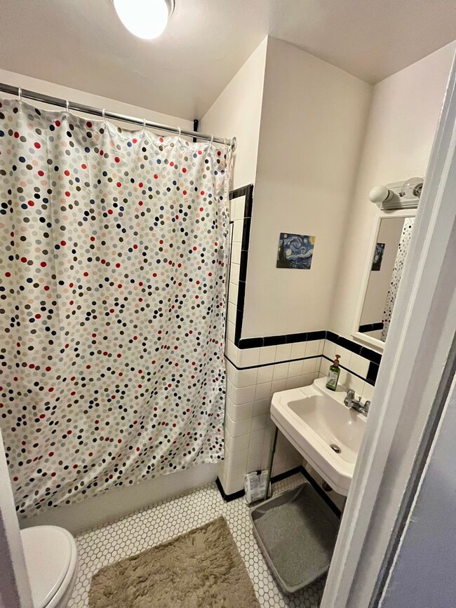 Foto del edificio - Spacious 1-Bed, 2-Bath Apartment at the Le...