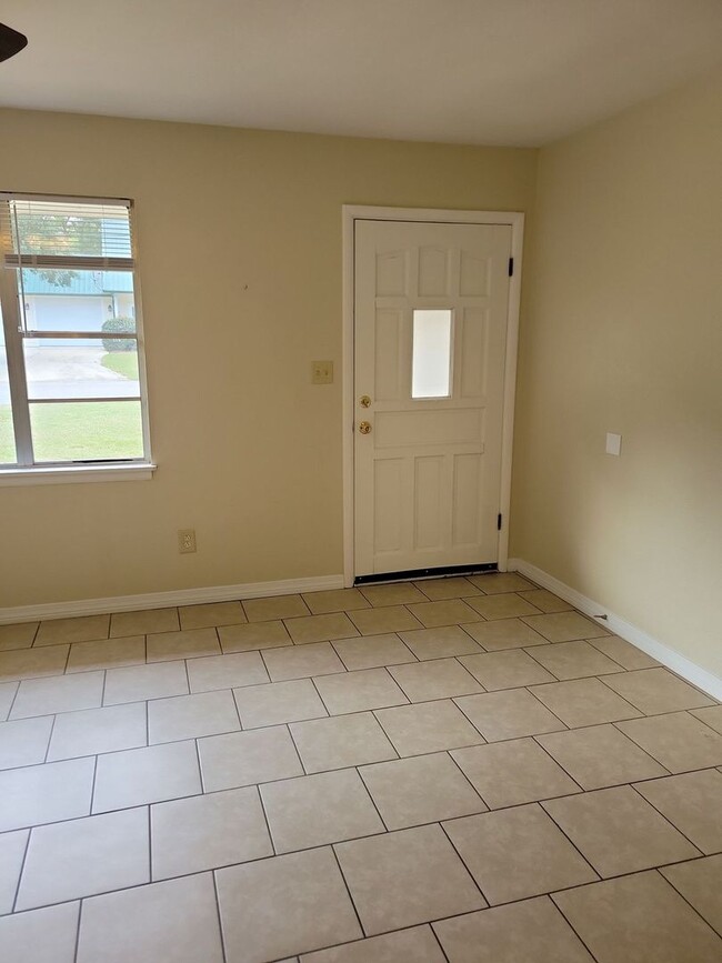 Building Photo - 3 BD 1.5 BA Ocean Springs Rental in the Go...