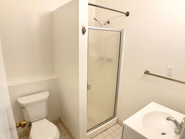 Foto del edificio - RENOVATED and Private. DISHWASHER, ON-SITE LAUNDRY, HARDWOOD!