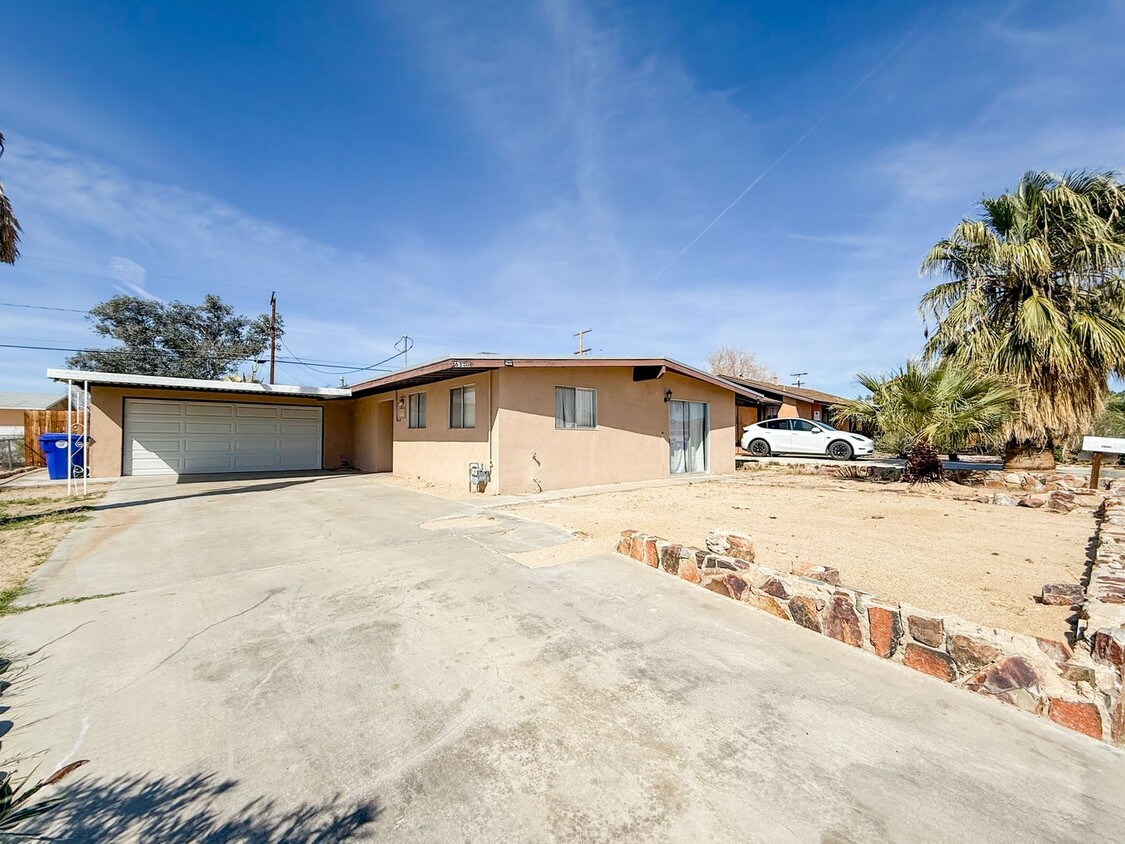 Foto principal - 29 Palms Home with Garage