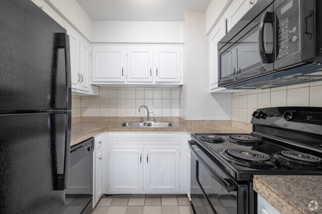 1BR, 1BA - 750SF - Kitchen - Regency Park Apartments