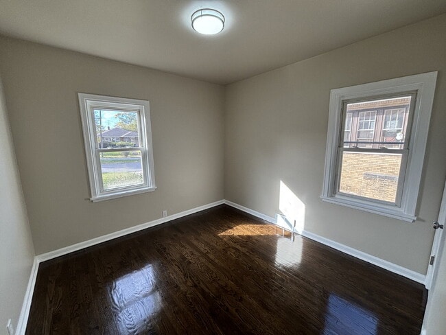 Building Photo - Charming 4-bed Home in Gary