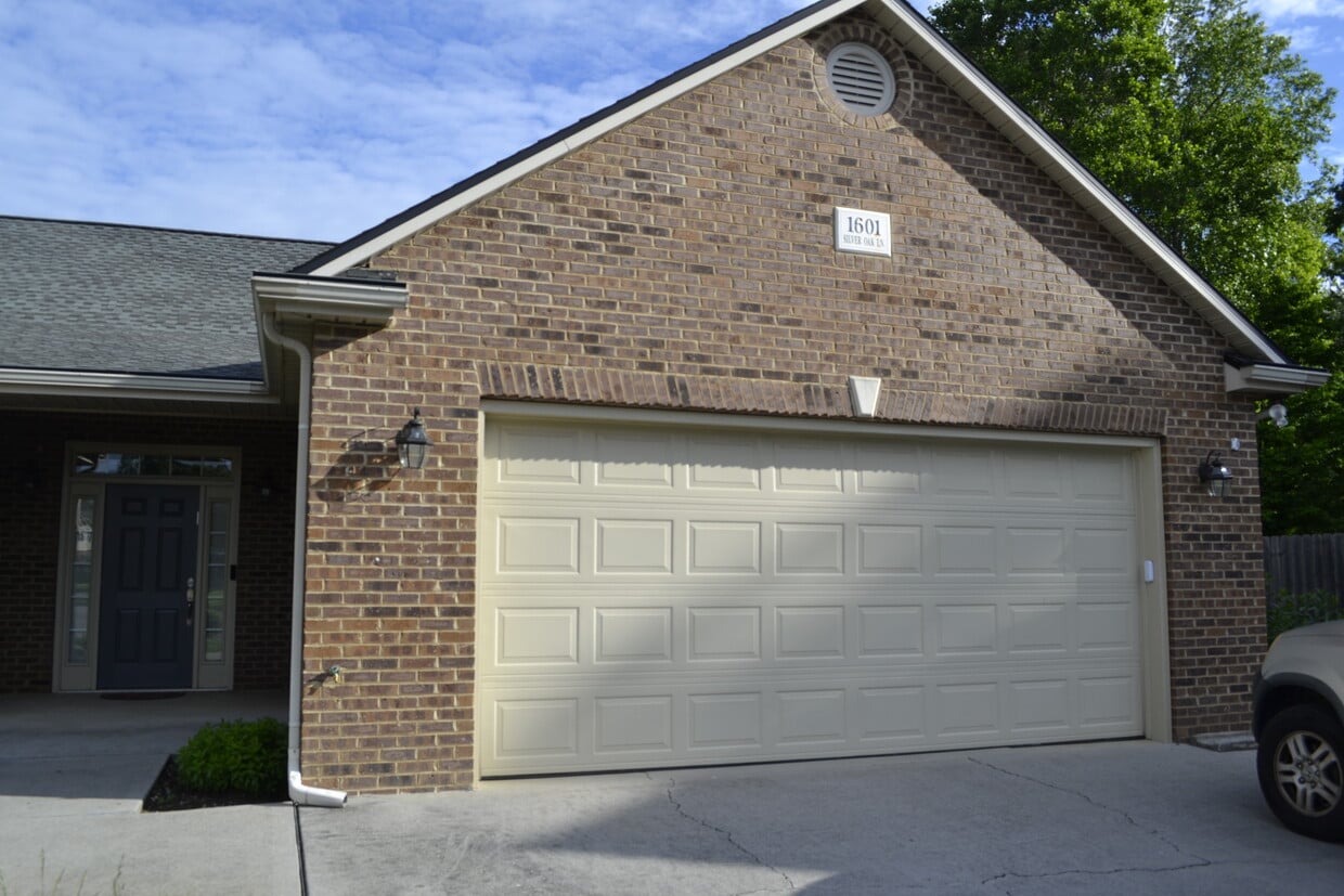 Primary Photo - 1601 Silver Oak Ln