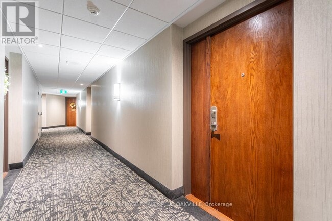 Photo du bâtiment - 2511 Lakeshore Rd W