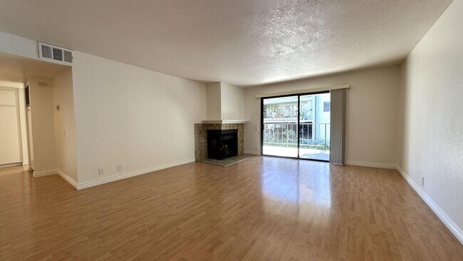 Foto del edificio - PRICE REDUCTION!! Lovely 2 Bedroom, 2 Bath...