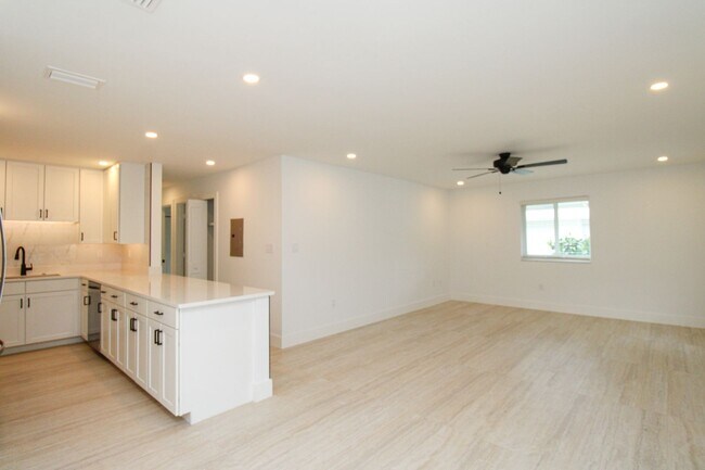 Building Photo - ABSOLUTELY STUNNING UNFURNISHED 2/2 WITH BOAT SLIP COMPLETELY REMODELED WATERVIEW UNIT READY FOR ...