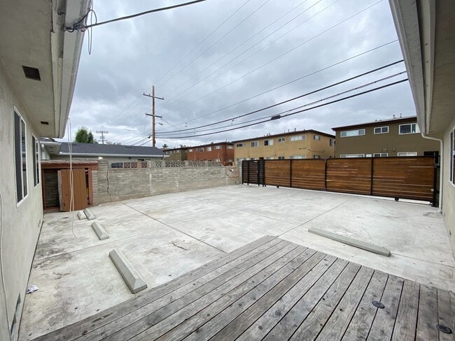 Foto del edificio - Huge Bedrooms, lots of Parking, closest to...