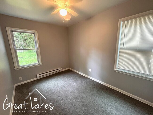 Building Photo - Cozy 2 Bedroom 1 Bathroom now available fo...