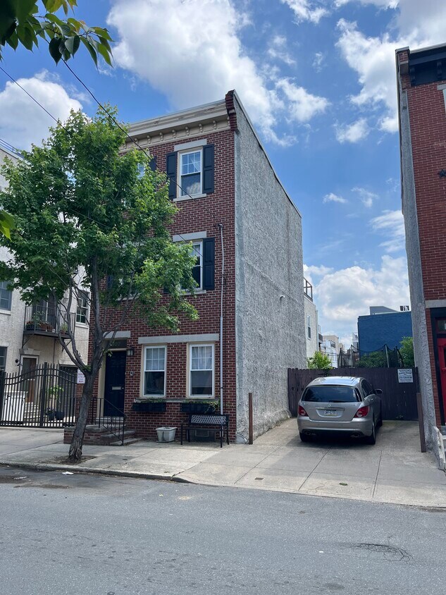 Large detached house on double lot with full yard and parking - 807 S 17th St
