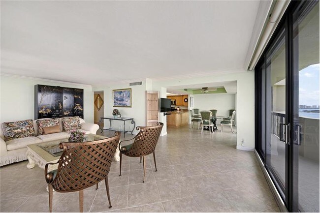 Foto del edificio - 115 Lakeshore Dr