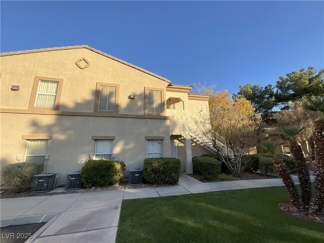 Building Photo - 3400 Cabana Dr