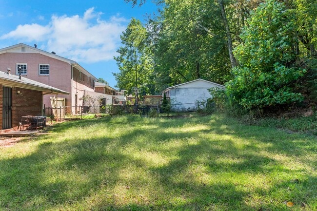 Foto del edificio - Don’t Miss Out! Look, Lease, and Live Spec...