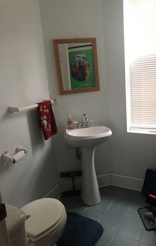 Building Photo - 710 7th St NE