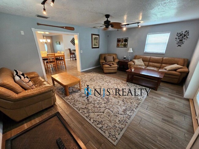 Building Photo - BEAUTIFUL 3/2/2 1400 Sq. Ft. with HUGE yar...