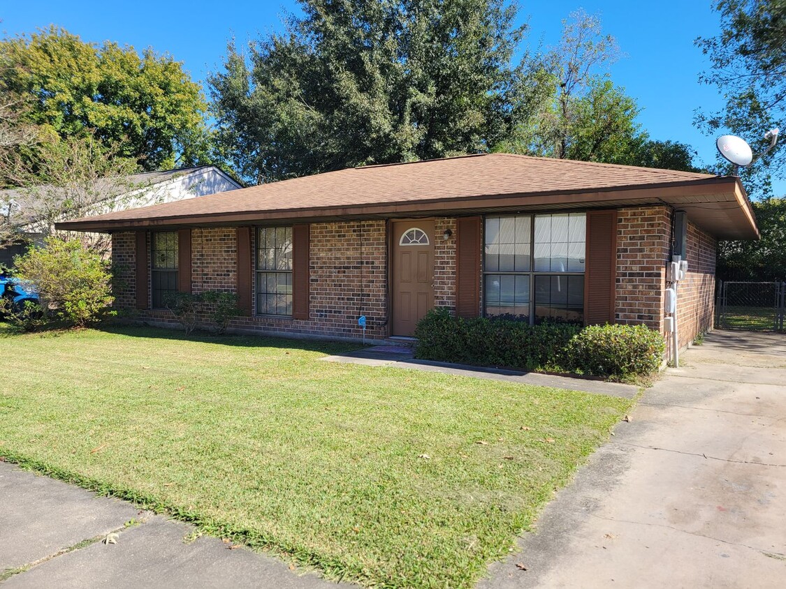 Primary Photo - 3 bedroom off Ambasador & Dulles