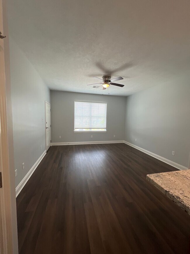 Foto del edificio - 2 bedroom 1 bath apartment for lease