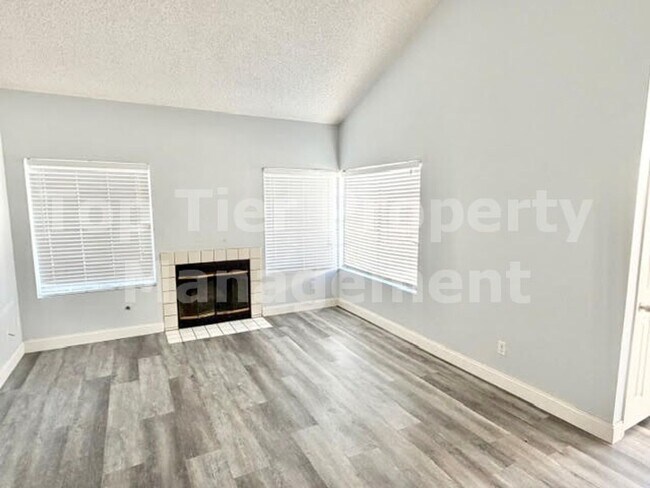 Foto del edificio - Beautiful 2 Bd/2 Ba 932 sf Condo in Oceanside available April 28th for Lease!