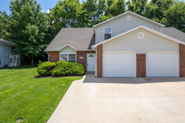 Building Photo - 304-306-306 Dads Way