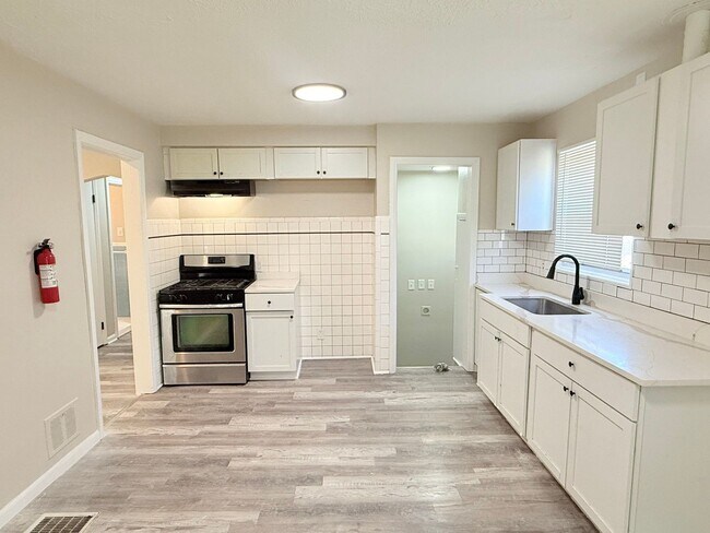 Foto del edificio - Fully Renovated 4-Bedroom Home – Move-In R...