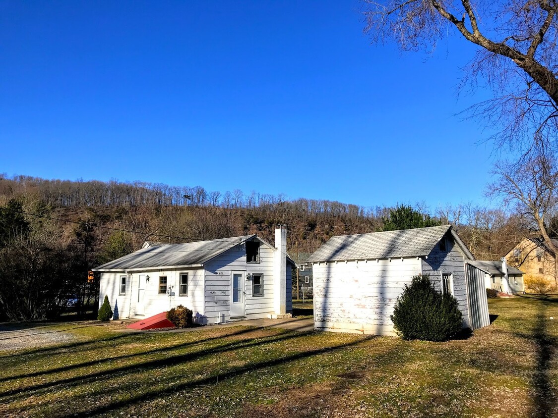 Primary Photo - Cottage by the water, laundry, parking, ma...