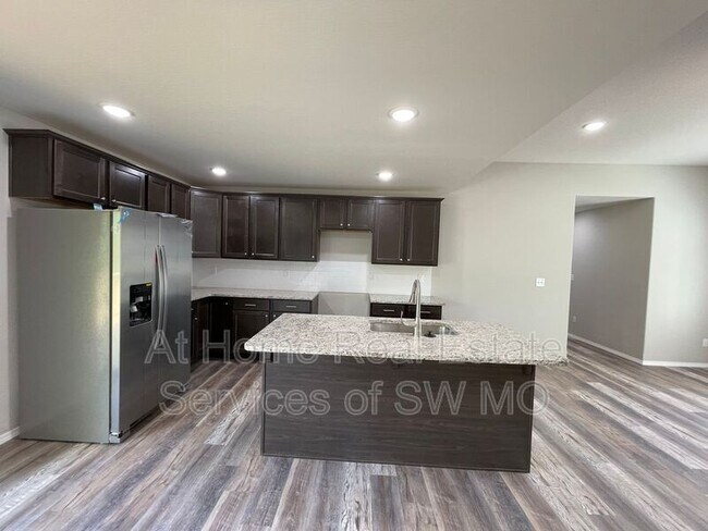 Building Photo - 3921 W Linwood St