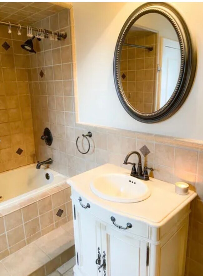 Main bathroom - 92 Iris Ave