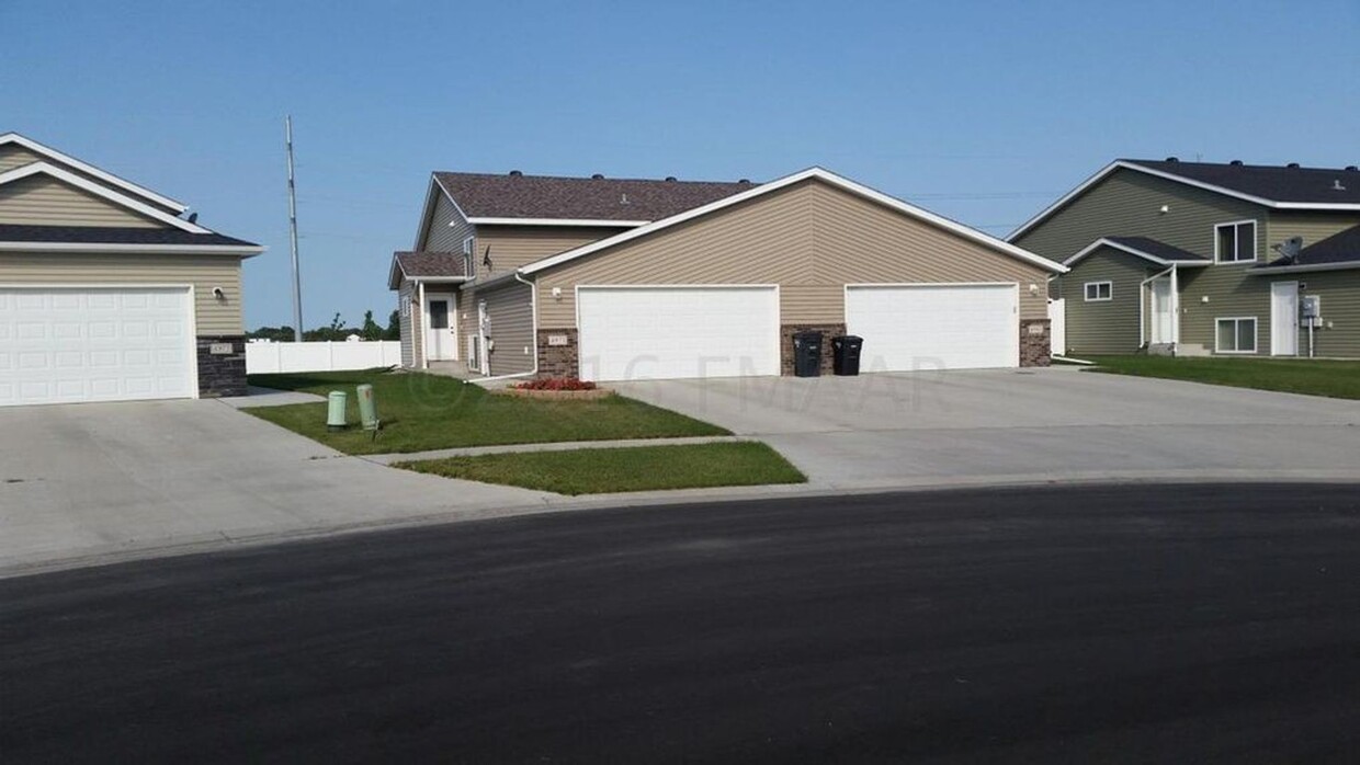 Foto principal - 3 Bed 2 Bath Twin-Home