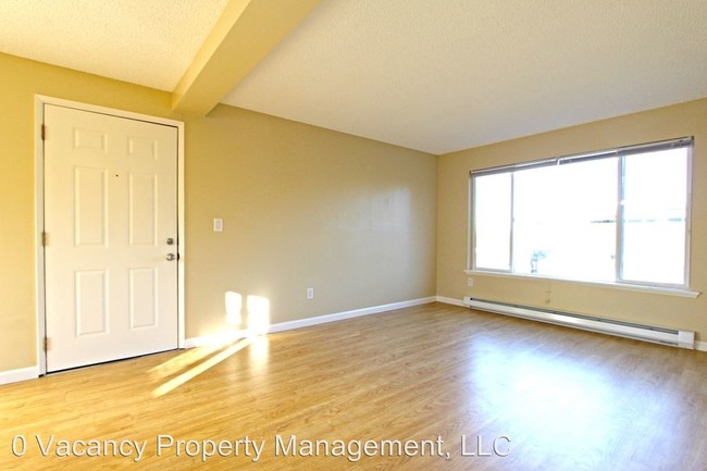 Building Photo - 12033 Des Moines Memorial Dr