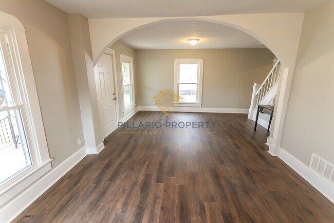 Building Photo - Close to Riverside Park, Updated 3 Bedroom...
