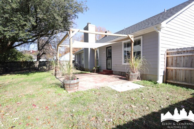 Foto del edificio - 2573 Laurelcrest Dr