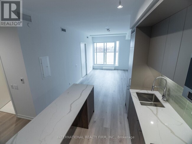 Photo du bâtiment - 863-863 St Clair Ave W