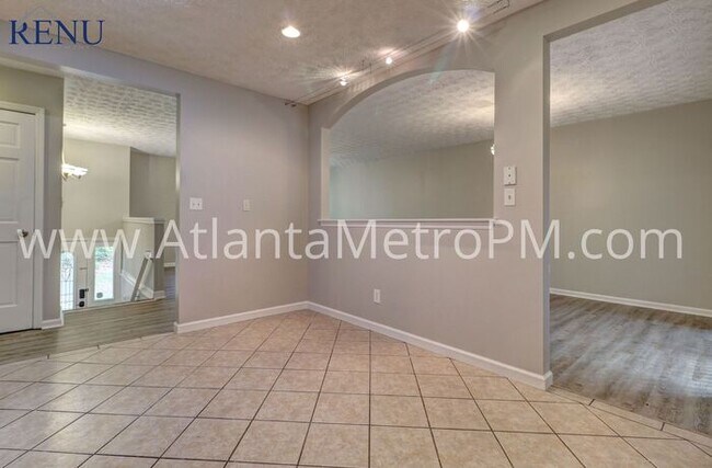 Foto del edificio - Now Available!