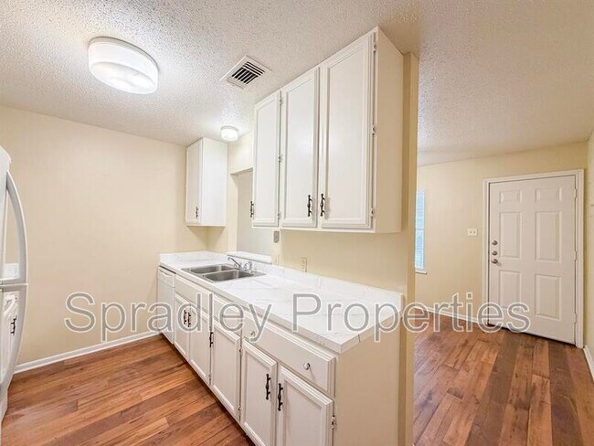 Building Photo - 3705B Ivanhoe Dr