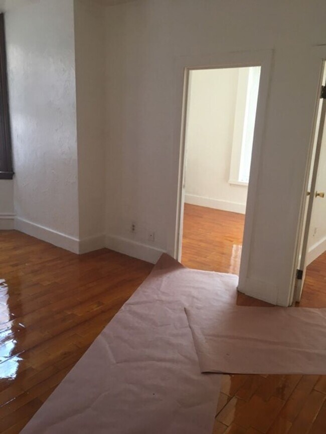 Foto del edificio - Great Allston 3-bed with Washer/Dryer and Private Deck!