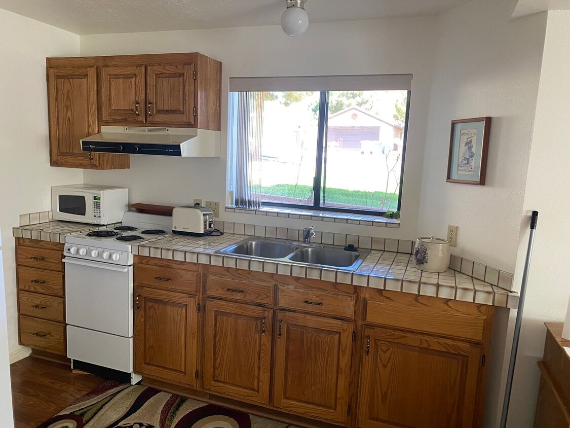 Primary Photo - Cozy 2 Bedroom Lower Apartment - Utilities...
