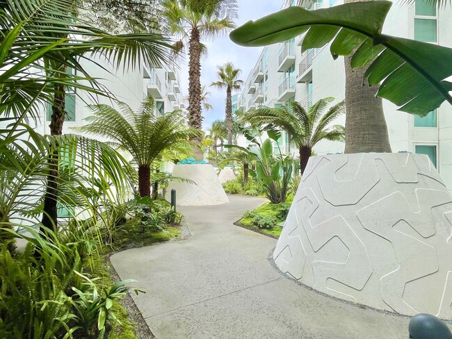 Building Photo - Full Service Luxury Living w/City Views, I...