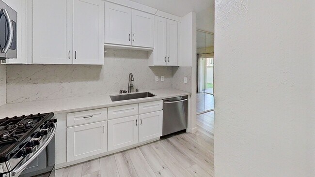Building Photo - 3/Bedroom Townhouse In Woodland Hills!