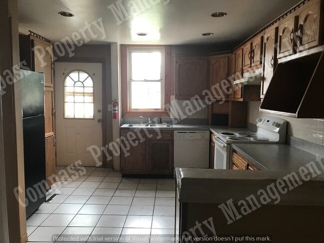 Building Photo - $950 - 4 Bed, 1 Bath Row Home - Reading
