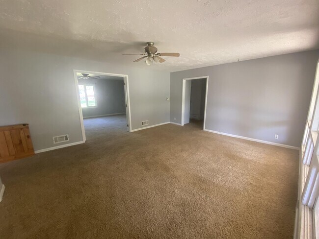 Building Photo - 730 N Woodlawn Blvd