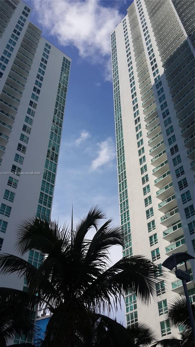 Building Photo - 950 Brickell Bay Dr