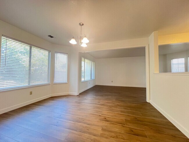 Foto del edificio - 1342 Kingswood Dr