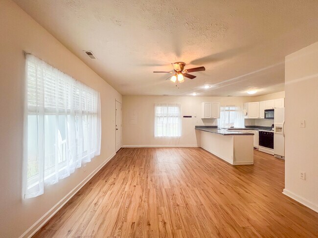 Foto del edificio - 34 Fox Hill Dr