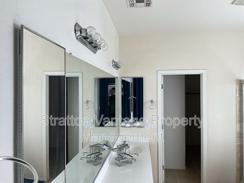 Foto del edificio - 44336 Juniper Ave