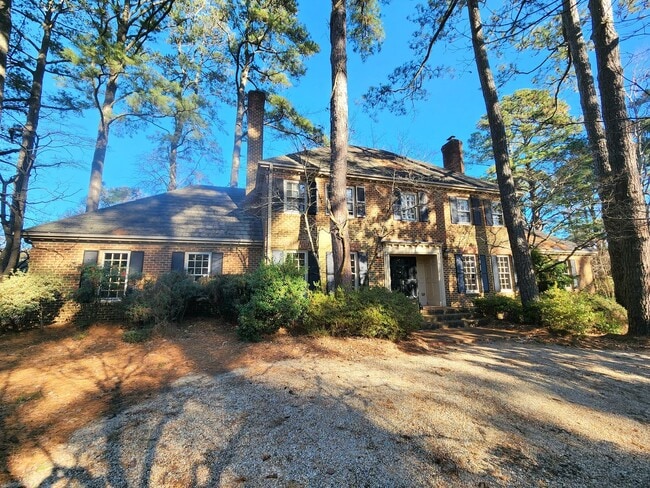 Building Photo - Sprawling Home in Bay Colony